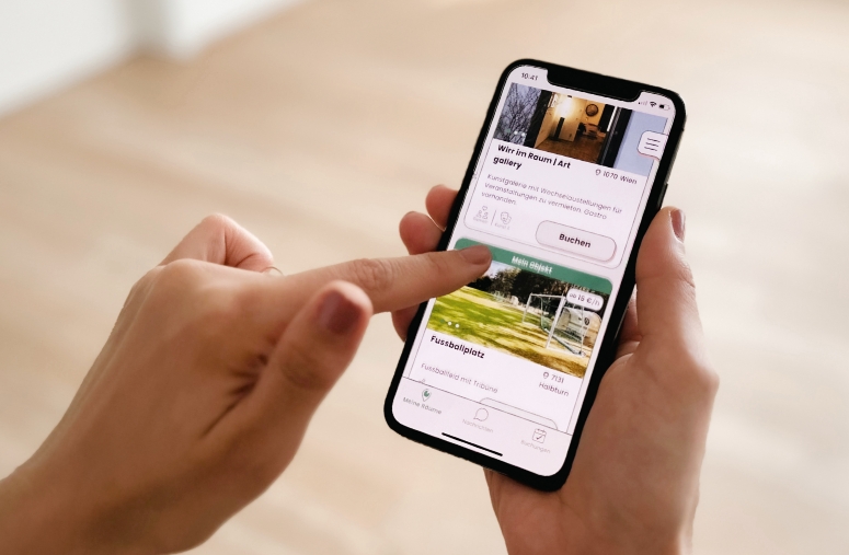 Person-bucht-Raum-mit-App